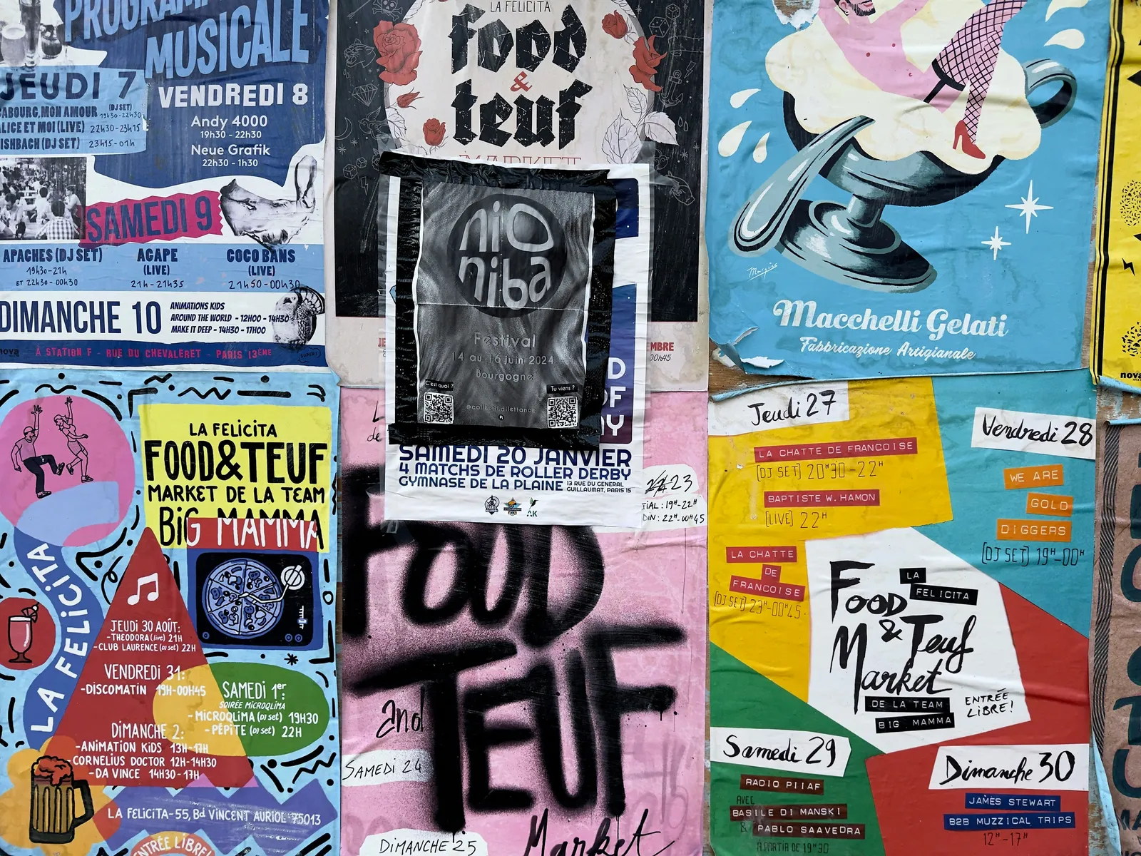 Pile de flyers et affiches de formats variés, vue de dessus, avec plusieurs formats superposés