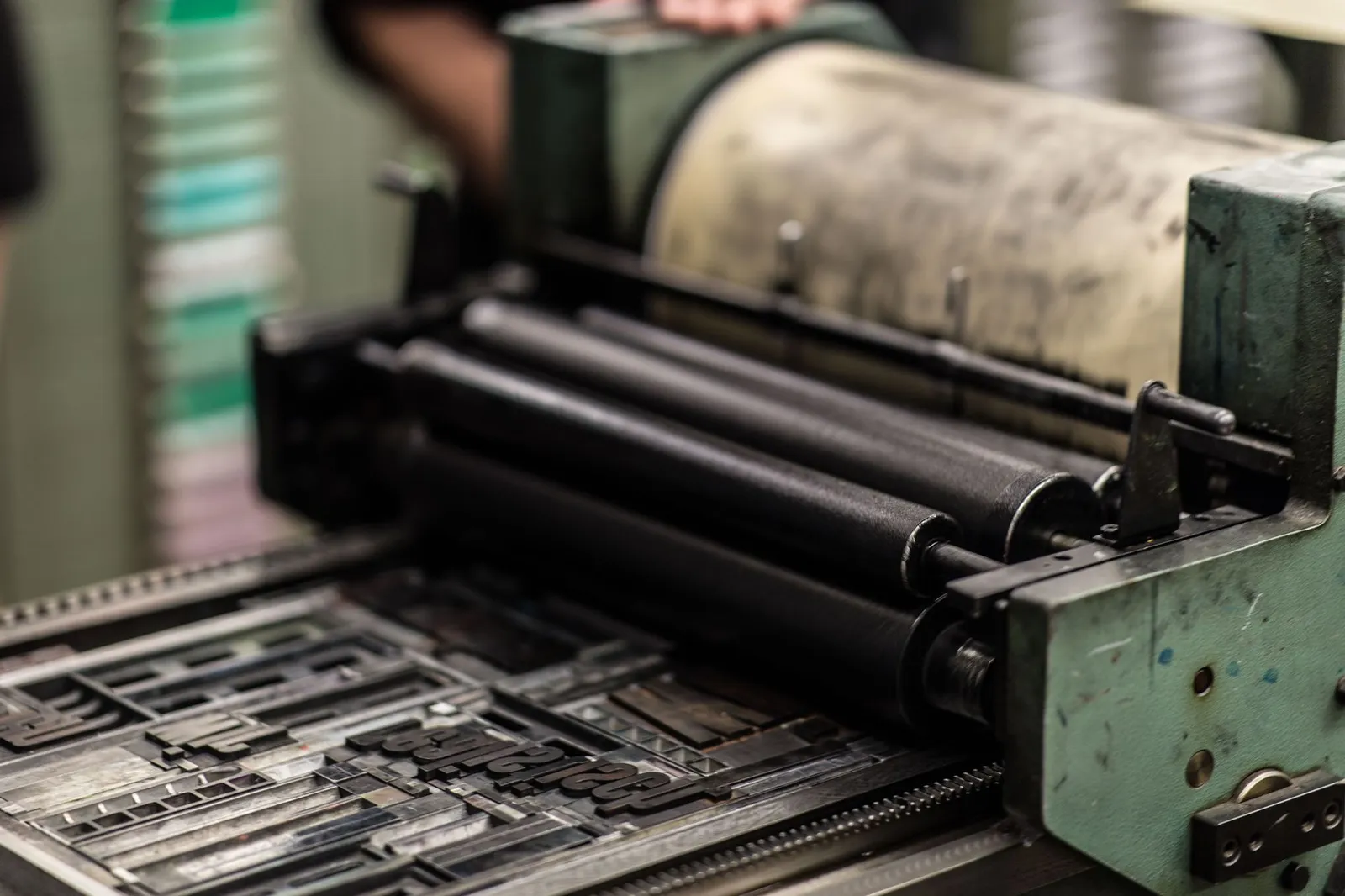 Presse à imprimer industrielle montrant des cylindres et des mécanismes métalliques en action